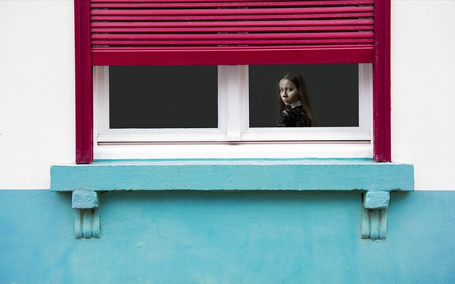 holka za oknem.jpg